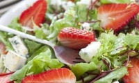جربوا سلطة الجرجير مع الفراولة