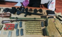 اعتقال زوجين بعد ضبط أسلحة ومعدات عسكرية في منزلهما 