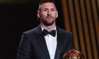 ليونيل ميسي يفوز بجائزة الكرة الذهبية 2023 للمرة الثامنة في تاريخه