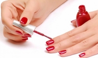 دراسة تحذر من طلاء الأظافر