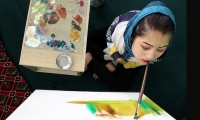 أفغانية من ذوي الاحتياجات الخاصة ترسم بفمها