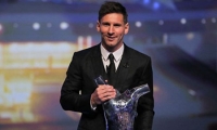  ميسي يستلم جائزة أفضل لاعب في الليجا 