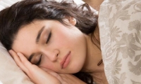 النوم ليلاً يزيد جمال الوجه وجاذبيته
