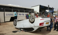 اصابة ثلاثة شبان بجراح متوسطة  بانقلاب سيارة